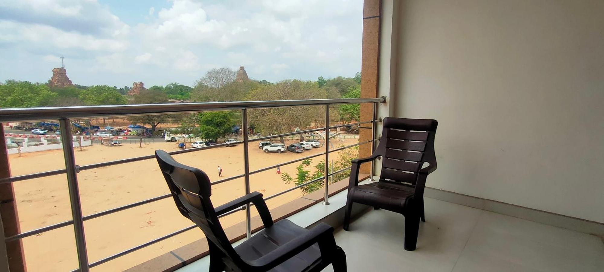 Srirathna Temple View Inn Thanjavur Exteriör bild
